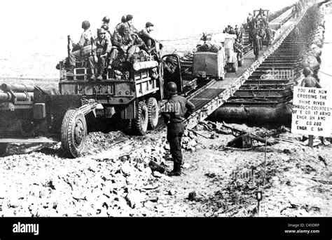 Us Troops At The Crossing Of The Rhine 1945 Stock Photo Alamy