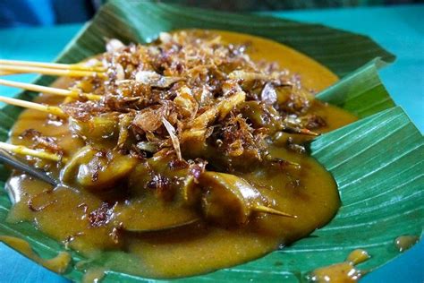 Dari kuah padang yang khas ini. 6 Jenis Kuliner Sate Khas Pulau Sumatera, Wajib Banget Dicoba!