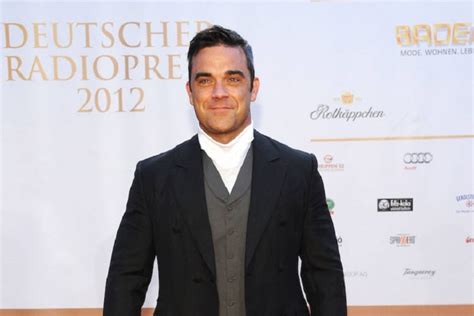 Quella di un equipaggio equatoriale che si allena (sulla sabbia). Tutte le curiosità su Robbie Williams, la popstar in cerca di UFO - Zerouno TV Music Taormina