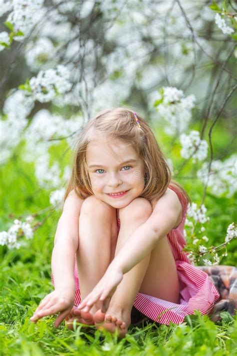 Szczęśliwa Mała Dziewczynka W Jabłoń Ogródzie Obraz Stock Obraz Złożonej Z Greenbacks Uroczy