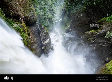Cascada El Pailon Del Diablo En Banos Santa Agua Ecuador América Del