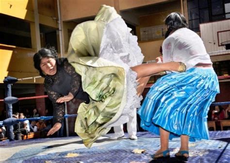 Cultura Bolivia Cholitas Al Ring Luchas De Trenza Contra Trenza Y Pollera Contra Pollera