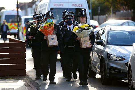 Met Police Officer Shot Dead Inside Croydon Custody Centre Daily Mail