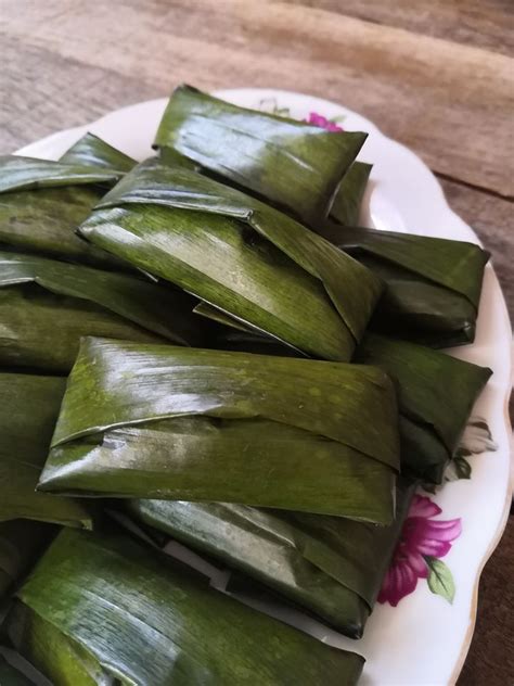 Didihkan hingga larutan mengental dan matang, sembari diaduk terus. Resepi Kuih Tepung Bungkus Yang Sedap Lemak Berkrim ...