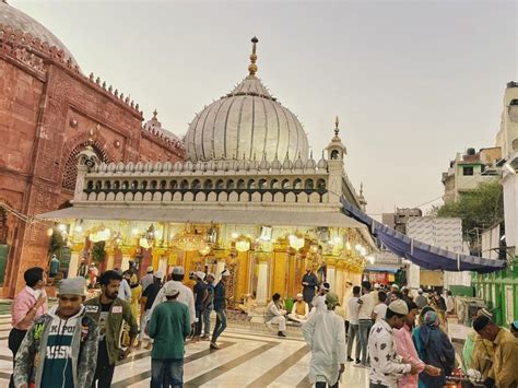 Hazrat Nizamuddin Auliya Dargah New Delhi By Nikhil Jain