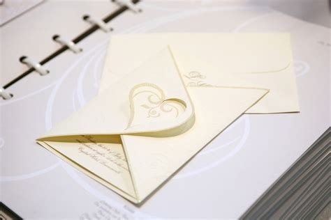 A cosa fare attenzione prima di passare ai suggerimenti creativi, ci sono alcuni aspetti importanti da tenere in considerazione quando ci si appresta a realizzare gli inviti di matrimonio , sia che vengano realizzati a mano sia che vengano commissionati. Partecipazioni di nozze: cosa scrivere? Le regole del galateo | LetteraF