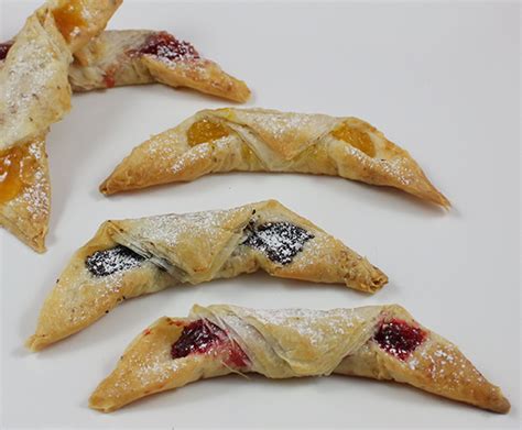 This snapguide was made for a food course assignment. Phyllo Desserts in 2020 | Phyllo dough recipes, Mediterranean desserts, Phillo dough recipes