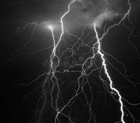 Donder, Bliksem En Regen Op Stormachtige De Zomernacht Stock Foto