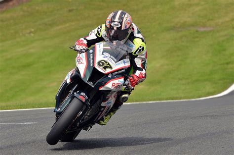 byrne breaks lap record takes british superbike pole position at cadwell park roadracing