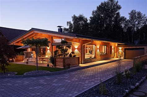 Mit holz100 umgibt sie massives holz, wie eine zweite haut. Schmucker Holz100 Bungalow - Thoma Holz