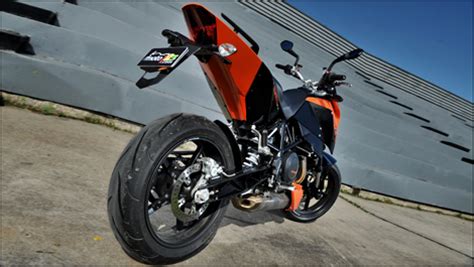 The machine is available in black, black with white or black with orange, the latter being ktm's colour of choice. 2009 KTM 690 Duke Review