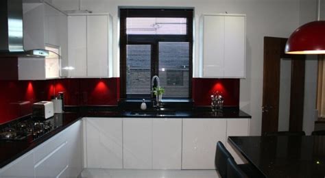 C'est une couleur flamboyante qui peut stimuler les sens, mais il faut l'utiliser modérément. Cuisine blanche avec plan de travail noir - 73 idées de relooking - Archzine.fr