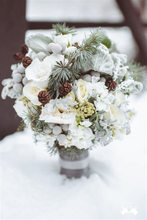 30 Chic Winter Wedding Bouquets For 20212022 Rosesandrings