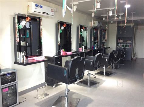 When someone's marriage or parties arrive, ladies have a terrible problem in. Lakme Salon|Best Salon For Makeover