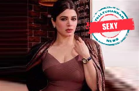Sexy Grand Masti Actress Kainaat Arora Is Too Hot To Handle In These