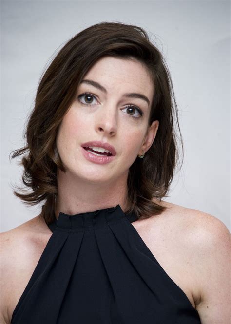 Anne Hathaway Short Hair Back Anne Hathaway Best Pixie Hairstyles