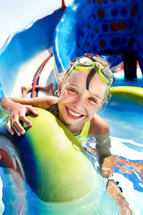 Bambino Sulla Trasparenza Di Acqua A Aquapark Fotografia Stock