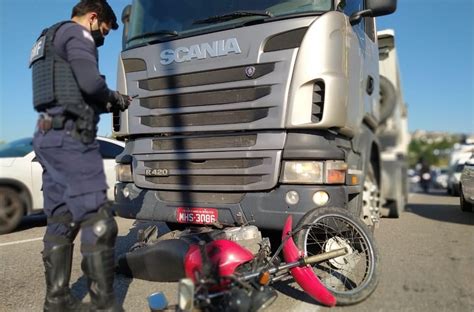 Ela estava na garupa da moto de um amigo e voltava do paraguai quando o acidente ocorreu, o local costuma ter trânsito intenso. Acidente com caminhão deixa uma vítima na ponte Pedro Ivo ...