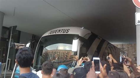 Vigilia movimentata per la Juve a Napoli: prima gli insulti dei tifosi