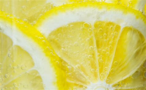 Selain menyegarkan infused water ini juga menyehatkan. 10 Manfaat Infused Water Lemon untuk Diet dan Kesehatan