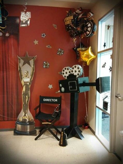 Elementary teachers planning a hollywood classroom theme will love these decor ideas, inspiring photos, bulletin board tips, and resources. Hollywood director's corner | Balloon decorations ...