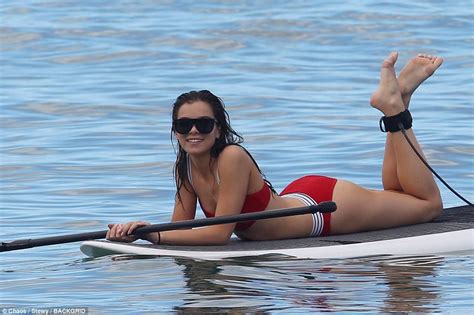 Hailee Steinfeld Flaunts Curves In Red Bikini In Hawaii Daily Mail Online