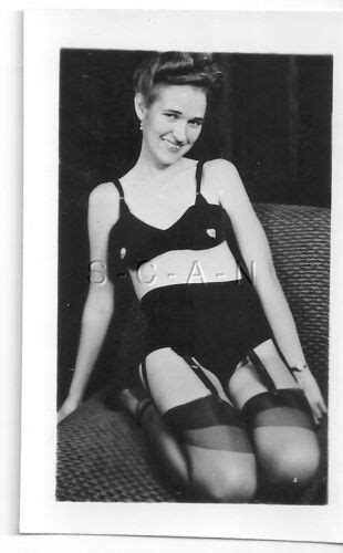 Org Vintage 1940s 60s Semi Nude RP Skinny Well Endowed Woman Peek A
