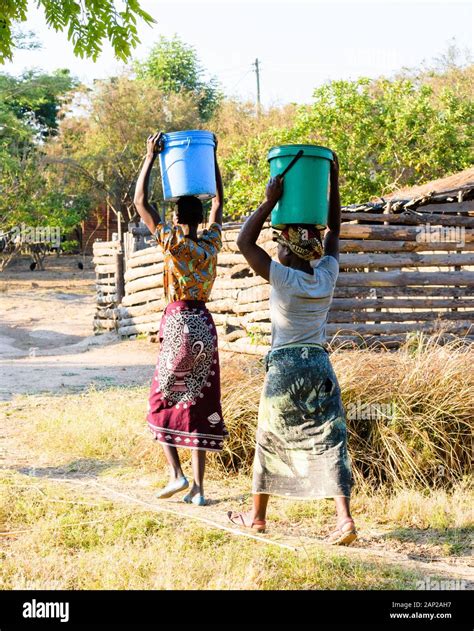 Women Fetching Water From Well Hi Res Stock Photography And Images Alamy