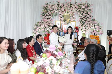 Ngay từ đầu cuộc trao đổi, bà phương hằng đã tỏ ra khá bức xúc và cho biết lý do cuộc gặp là để ba mặt một lời về việc trước đó bà đã tố cáo ông võ hoàng yên lừa đảo, chiếm. Đám hỏi siêu kín tiếng của con trai bà Phương Hằng - vợ ...