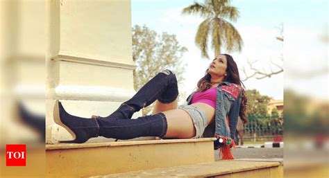 Hina Khan Rocks The Hot Denim Pant Look See Pictures Times Of India