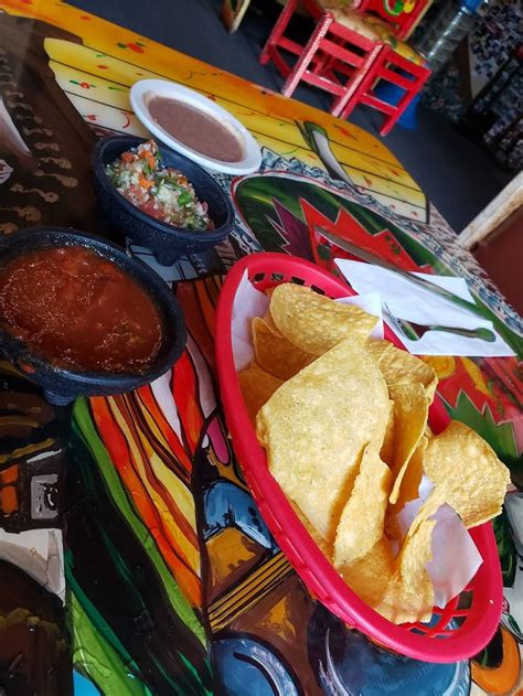 Şarkı söyleme ve müzik konusunda erken bir yetenek gösterdi. Ranchito #2 - Restaurant | 1000 Griffin Ave, Enumclaw, WA 98022, USA