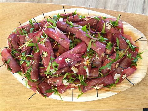 Frullate le noci con l'olio fino ad ottenere una crema omogenea, con questa salsa condite sia la bresaola che il manzo affumicato a fette. Involtini de bresaola - Bottega Mathi - Bistrot Italien à ...