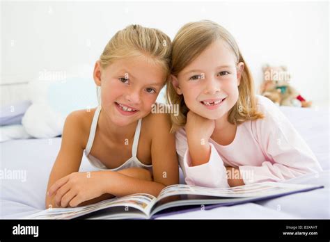 Zwei Junge Mädchen Im Schlafanzug Ein Buch Zu Lesen Stockfoto Bild 19633428 Alamy