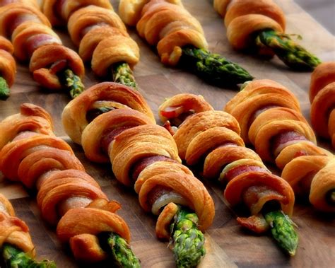 (for crispier bacon, cook the bacon alone for longer without adding in the veggies). Bacon Wrapped-Asparagus Breadsticks