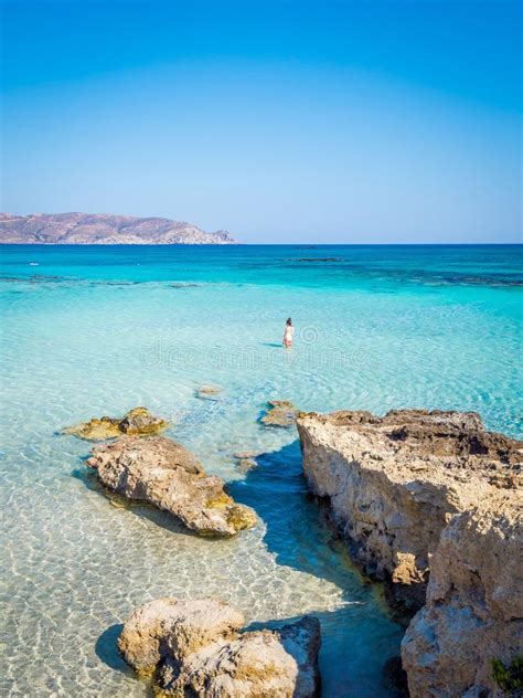 Sonnenschirme und liegestühle am elafonissi strand. In Elafonisi Schnorcheln, Kreta, Griechenland, Ein ...