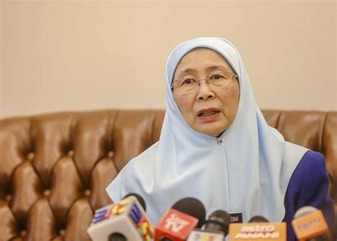 She is currently serving as the leader of the opposition in dewan rakyat after elected as the member of parliament for permatang pauh from 2015. Usah Gugat Perpaduan Rakyat - TPM