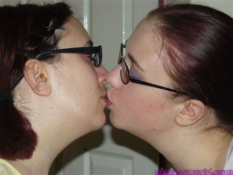 Rosie Et Nimues Amatrices Et Lesbiennes Sembrassent Et