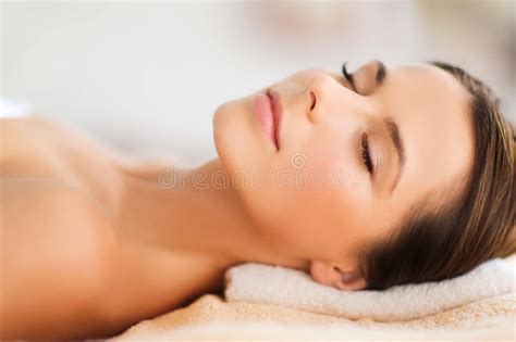 Mooie Vrouw In Kuuroordsalon Stock Afbeelding Image Of Aromatherapie Persoon 36564135