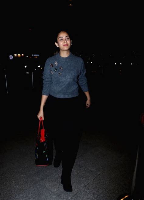 Mira came into media and limelight after getting married to bollywood's most handsome actor shahid kapoor. Actor Shahid Kapoor Wife Mira Rajput Photos At Mumbai Airport - Tollywood Boost