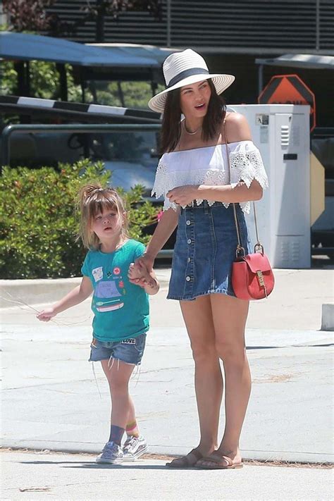 Jenna Dewan Tatum With Daughter Everly At The Farmers Market 01 Gotceleb