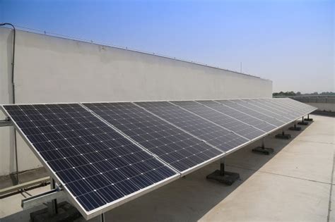 Panel solar bisa dipasang di atap rumah untuk membuat supply listrik tenaga matahari. Daftar Harga Solar Cell Untuk Rumah Tangga - Sekitar Rumah