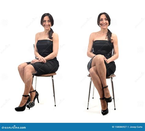 mujer sentada de piernas cruzadas y sin ser cruzada imagen de archivo imagen de gente manera
