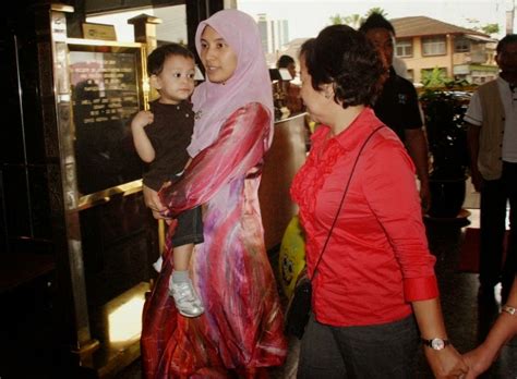 Tiga pemimpin muda itu antara ahli politik popular dan. Nurul Izzah Fail Hak Penjagaan Dua Orang Anaknya - Berita ...