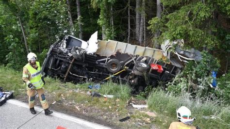 An bord waren nach polizeiangaben 17 fahrgäste und zwei fahrer. Schwerer Lkw-Unfall in Nordtirol