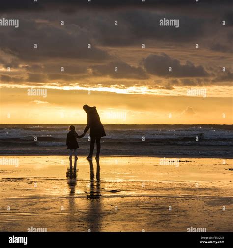 Madre E Hija De La Mano Fotografías E Imágenes De Alta Resolución Alamy