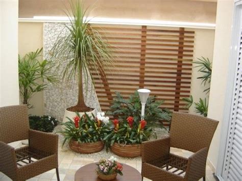 Jardim de Inverno Pequeno e Simples com cascata, paletes e ...