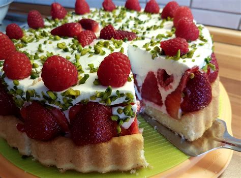 Welcher boden ist der beste? Erdbeer-Himbeere-Quark-Cremefine Torte mit Pistazien ...