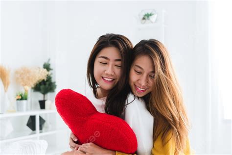 美しい若いアジアの女性 Lgbt レズビアンの幸せなカップルがベッドに座って抱き合って自宅の寝室で一緒に微笑む Lgbt レズビアンのカップルが一緒に屋内でコンセプト自宅で素敵な時間を過ごす