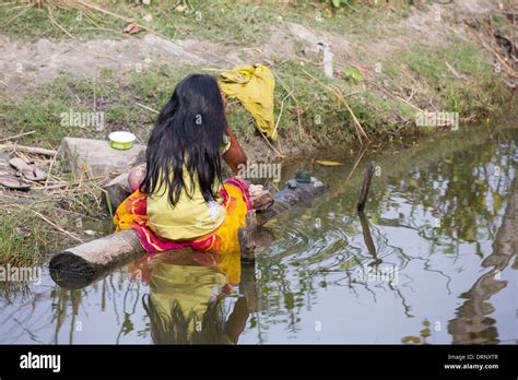 Ein Mädchen In Einem Schmutzigen Teich In Sunderbans Einen Tief
