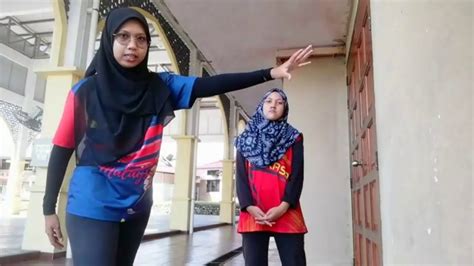 4.1 melakukan hantaran pelbagai jenis hantaran boleh dilakukan sama ada menggunakan sebelah tangan. Kaedah Pendidikan Jasmani - Hantaran Aras Bahu Bola Jaring ...